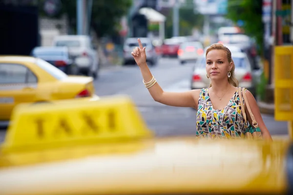 Personas que viajan-mujer de negocios parada taxi amarillo — Foto de Stock