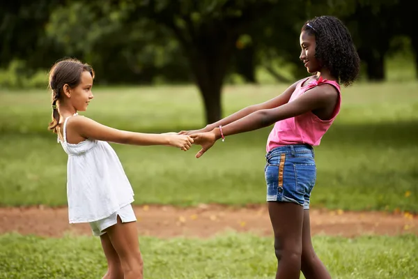 Crianças brincando anel em torno do rosie no parque — Fotografia de Stock