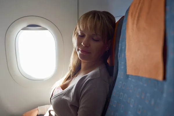 Pessoas viajando mulher relaxada dormindo no avião — Fotografia de Stock