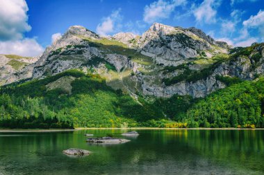 Dağlardaki Trnovacko Gölü, Ulusal Park Piva, Karadağ