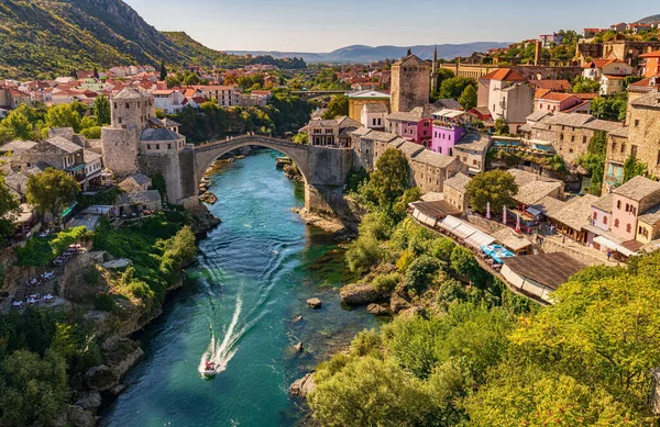 Bosna-Hersek 'in Mostar kentindeki eski köprünün manzarası