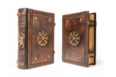 Vegas 'lı deri kitap. Eski İzlanda' nın sihirli sembolü. Deri kapağının ortasında..