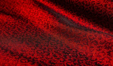 Siyah-kırmızı, içine geometrik desenler dikilmiş.