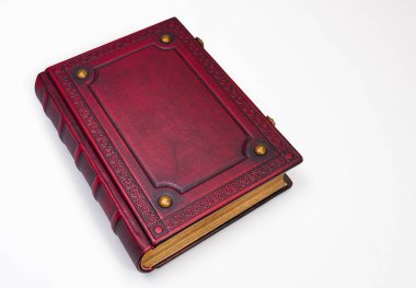 İzole edilmiş kırmızı deri kitap.