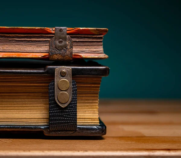Kitap, 18. yüzyıldan 21. yüzyıla kadar olan kitap ve kitap arasındaki farkları kapsıyor. 