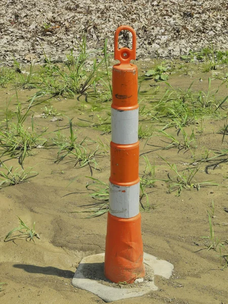 沙地草地上的橙色安全锥 — 图库照片