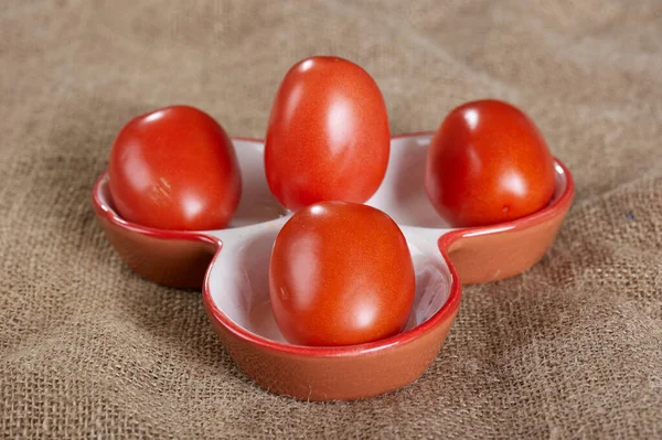 Quatro Tomates Vermelhos Prato Serviço — Fotografia de Stock