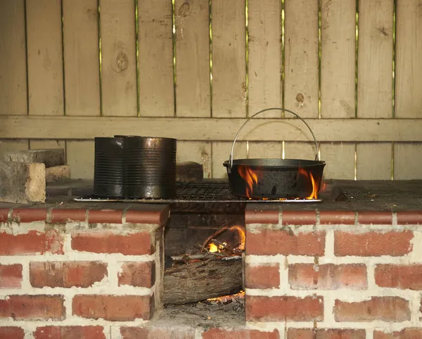 Güveç Tenceresiyle Ateş Yakmak Yemek Için Hazırlanıyor — Stok fotoğraf