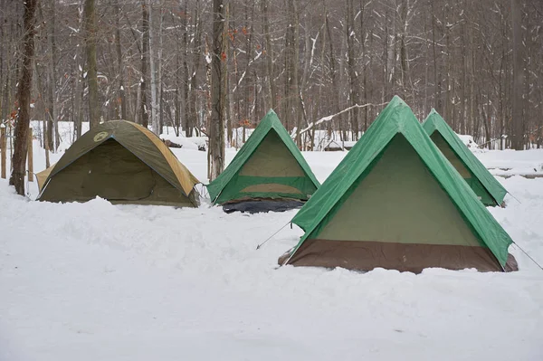 嵐の直後に眠っている雪の中のテント — ストック写真