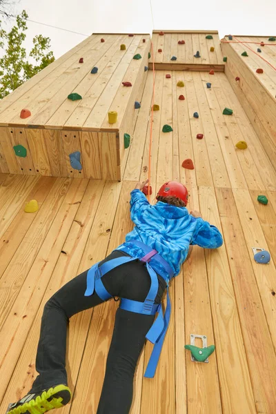 ハイラムの家キャンプ チーム ビルディング プログラム 登山の壁要素 — ストック写真