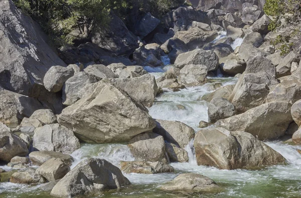 Kayaların üzerinden akan akarsu eriyen kardan sonra