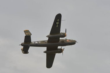 Cleveland Ulusal Hava Gösterisi. 4 Eylül 2022. Dünya Savaşı B-25 Mitchell Bombacısı uçuyor..