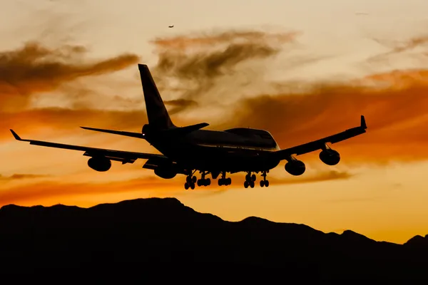 日没で航空機の着陸 — ストック写真