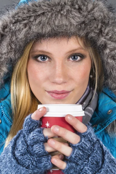 Blonde winter model drinken drank — Stockfoto