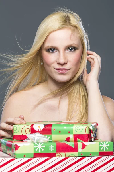 Modello con regali — Foto Stock