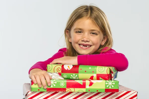 Niño con regalos — Foto de Stock