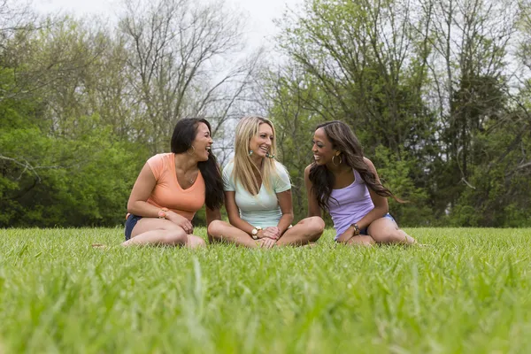 3 meninas desfrutando do parque — Fotografia de Stock