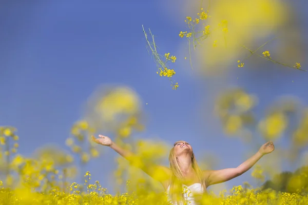 Model op gebied van bloemen — Stockfoto