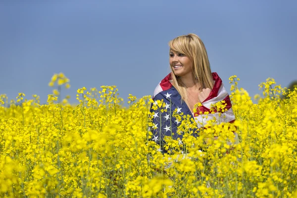 Model op gebied van bloemen — Stockfoto