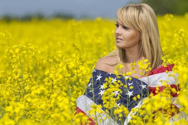 Model op gebied van bloemen — Stockfoto