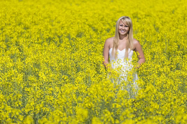 Model In Field Of Flowers — Stock Photo, Image