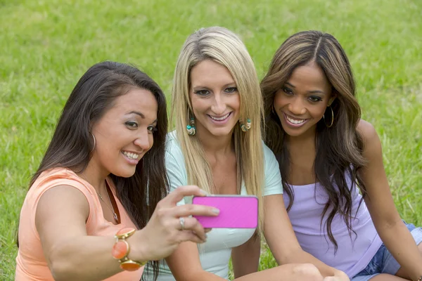 3 flickor njuter av parken — Stockfoto