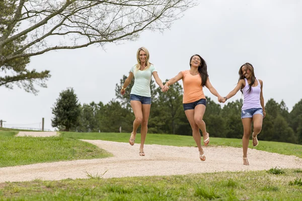 3 Mädchen genießen den Park — Stockfoto