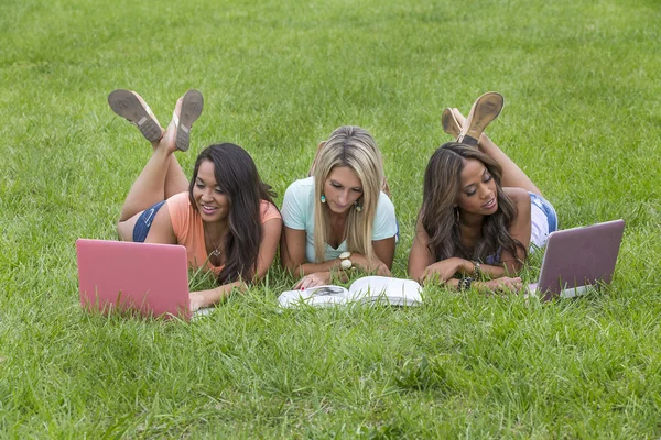 3 meisjes genieten van het park — Stockfoto