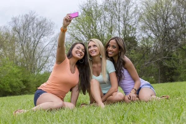 3 Gadis Menikmati Taman — Stok Foto