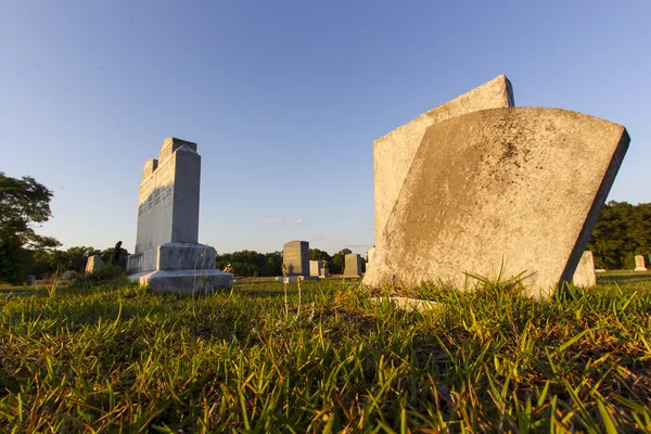 Pierres tombales au crépuscule — Photo