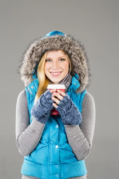 Vrouwelijke model met winterkleren — Stockfoto