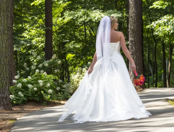 Modern Bride Outdoors — Stock Photo, Image