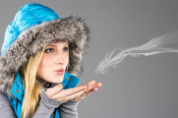 冬の服を着て女性モデル — ストック写真