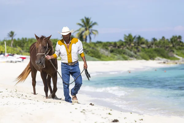 Vaquero en una playa — Foto de Stock