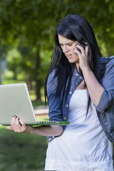 Modell am Computer — Stockfoto