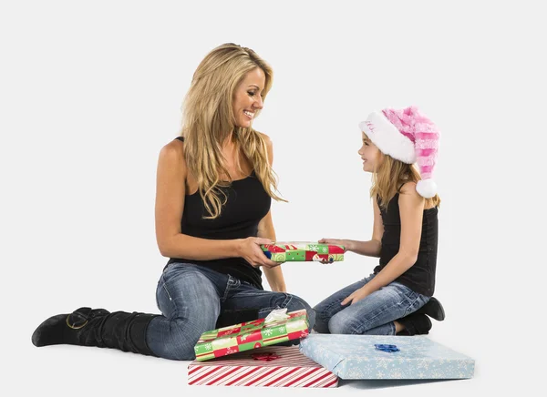 Madre e figlia con regali — Foto Stock