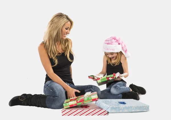 Madre e hija con regalos — Foto de Stock