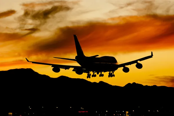 日没で航空機の着陸 — ストック写真