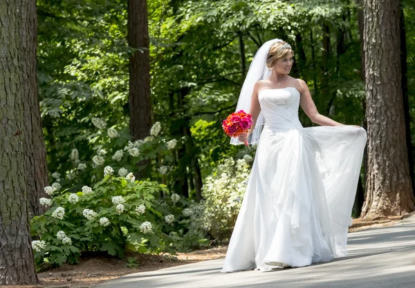 Modern Bride Outdoors — Stock Photo, Image