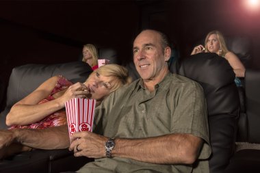 kişi film izliyor