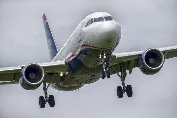 Landung von Verkehrsflugzeugen — Stockfoto