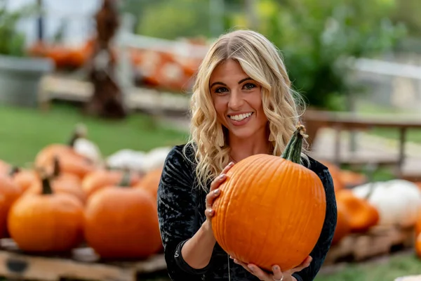 Magnifique Modèle Blonde Pose Dans Champ Citrouilles Pendant Les Vacances — Photo