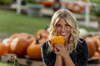 Cadılar Bayramı 'nda balkabağı tarlasında poz veren muhteşem bir sarışın manken.