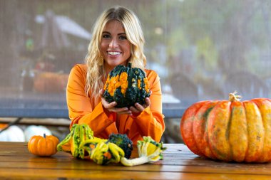 Cadılar Bayramı 'nda balkabağı tarlasında poz veren muhteşem bir sarışın manken.