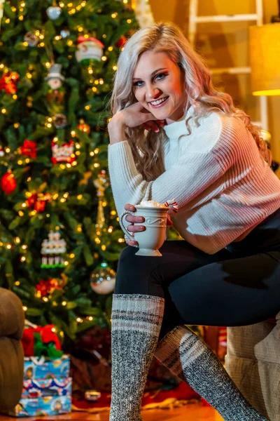 Een Prachtig Blond Model Geniet Van Feestdagen Thuis Met Een — Stockfoto