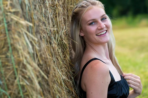 Een Prachtige Blonde Boeren Dochter Poseert Buiten Een Boerderij Omgeving — Stockfoto