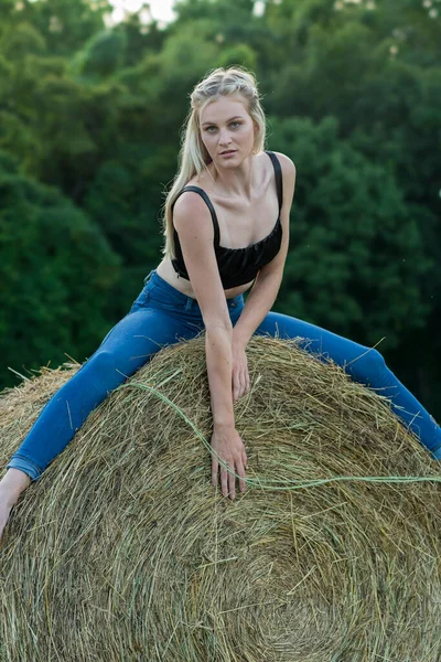 Розкішна Блондинка Фермери Дочка Позує Відкритому Повітрі Сільськогосподарському Середовищі — стокове фото