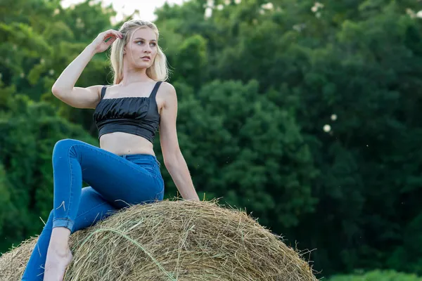 Nádherná Blondýnka Farmář Dcera Pózuje Venku Prostředí Farmy — Stock fotografie