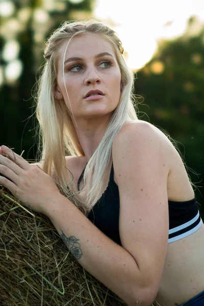 Une Magnifique Fille Fermière Blonde Pose Extérieur Dans Environnement Agricole — Photo