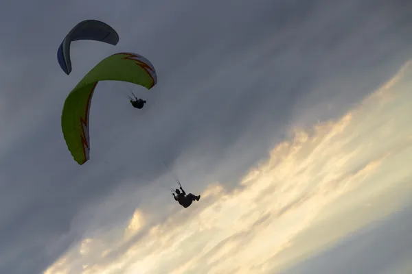 Paragliders bij zonsondergang — Stockfoto